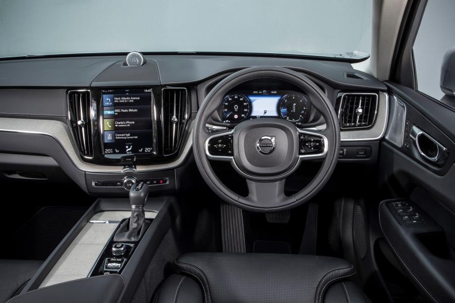 Торпедо Volvo XC60 D4 Inscription 2017 года  (UK) (фото 98 из 172)